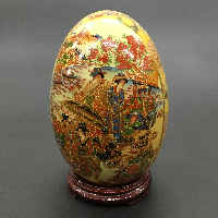 Satsuma Ware
Nanban Makie
Picture scroll of a beautiful woman
Gilded decoration
Colored Pottery
Pottery
Egg-shaped figurine
With wooden base
Height: approx. 17 cm